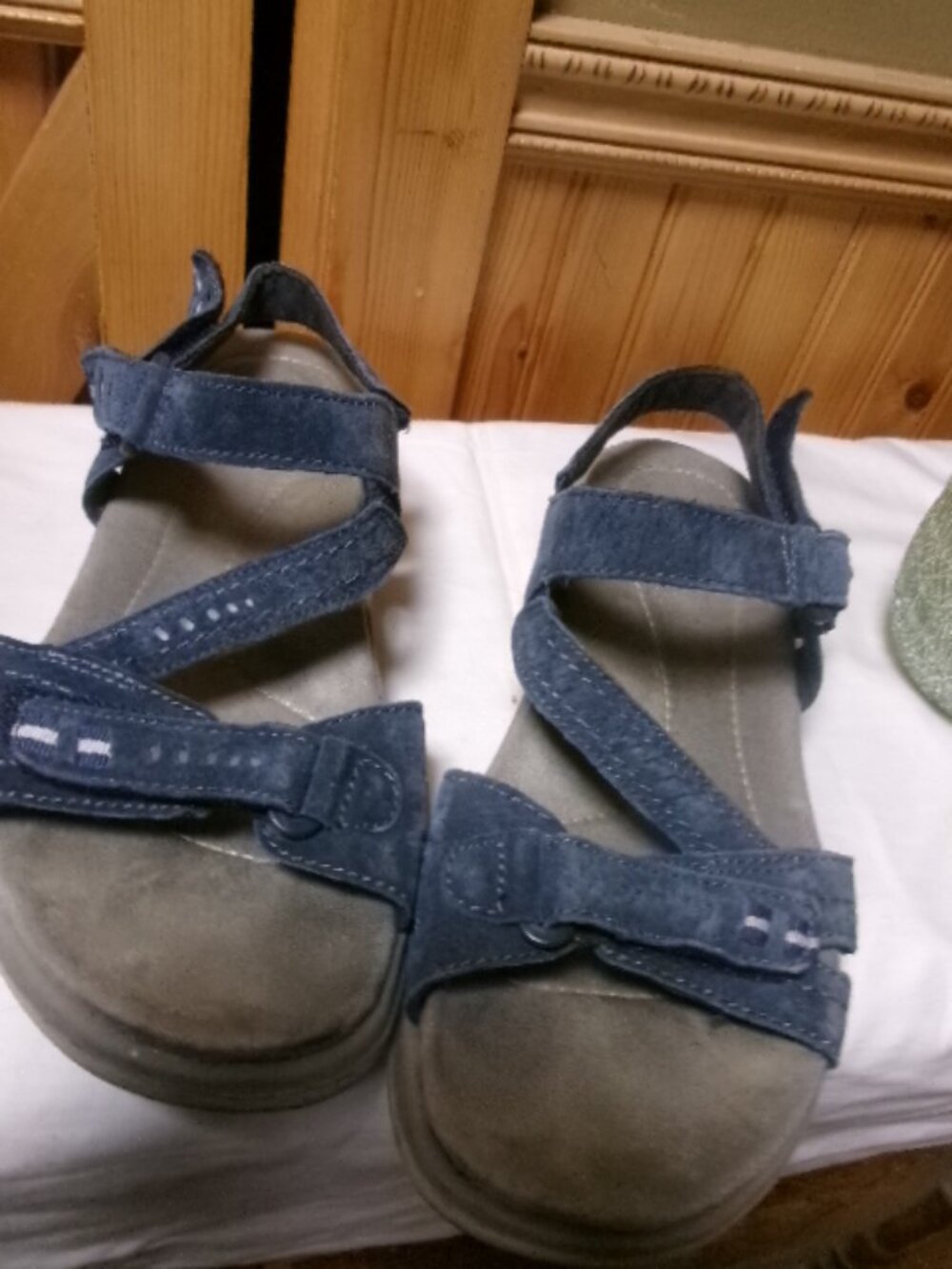 Ladies 9 M Earth Orgins strappy sandals blue suede leather